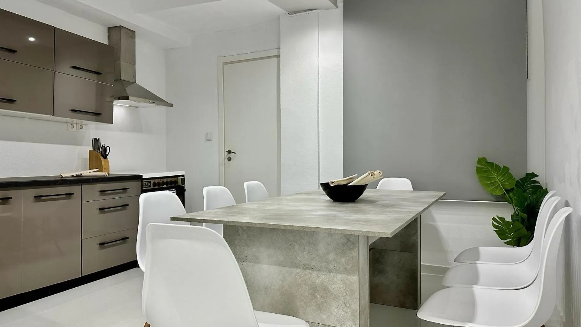 Four Seasons - The White Queen House Kryopigi